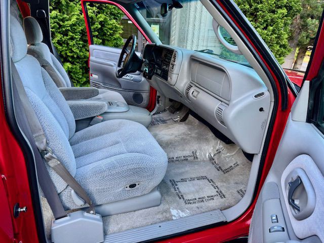 1999 Chevrolet Suburban Image 22