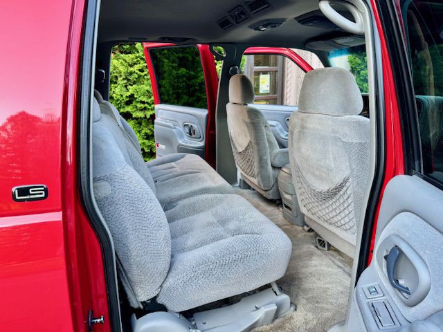1999 Chevrolet Suburban Image 23