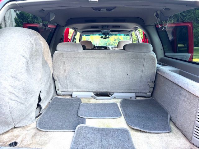 1999 Chevrolet Suburban Image 25