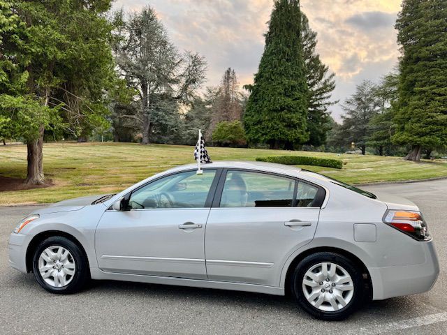 2010 Nissan Altima Image 9
