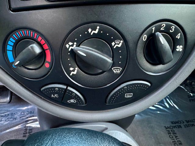 2000 Ford Focus Image 13