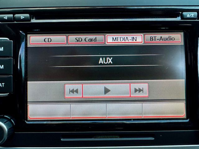 2010 Volkswagen Passat Image 14
