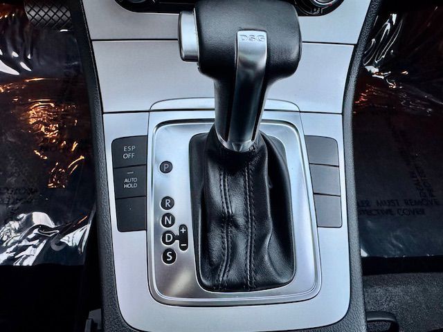 2010 Volkswagen Passat Image 17