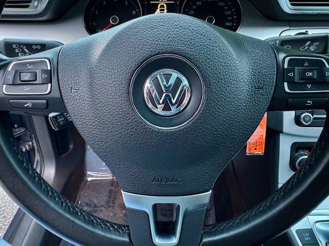 2010 Volkswagen Passat Image 20