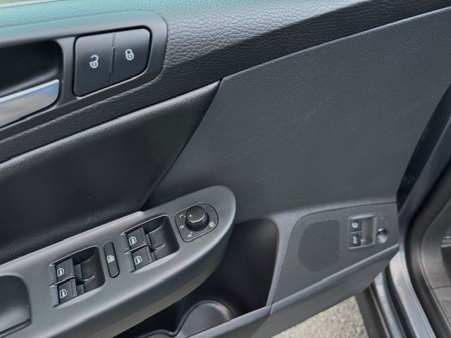2010 Volkswagen Passat Image 24