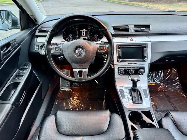 2010 Volkswagen Passat Image 26