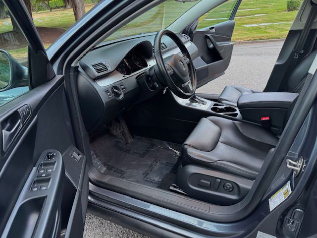 2010 Volkswagen Passat Image 27