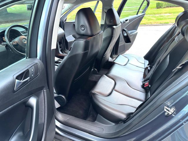 2010 Volkswagen Passat Image 28