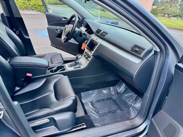 2010 Volkswagen Passat Image 29