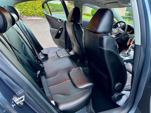 2010 Volkswagen Passat Image 30