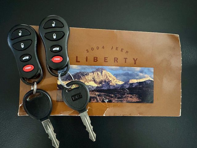 2004 Jeep Liberty Image 10
