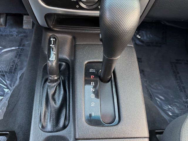2004 Jeep Liberty Image 16