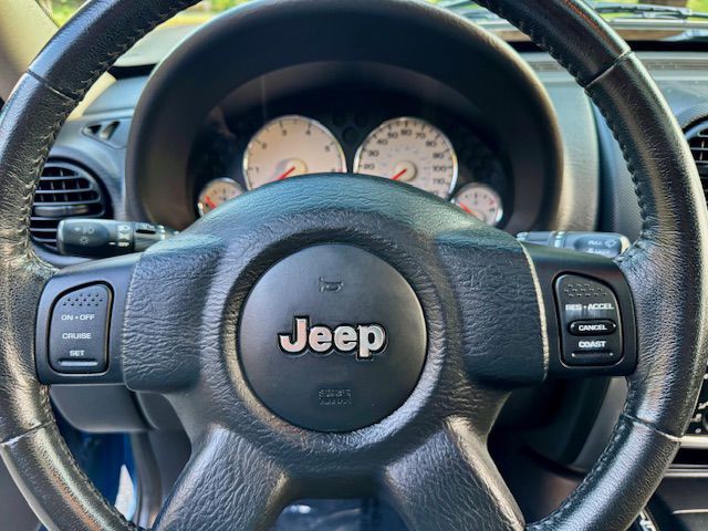 2004 Jeep Liberty Image 18