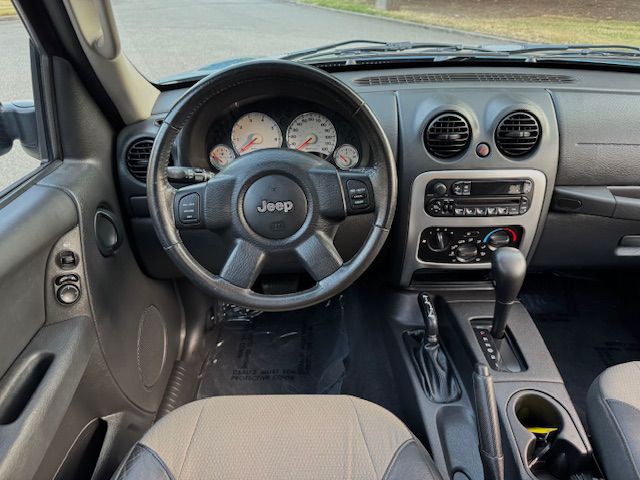 2004 Jeep Liberty Image 20
