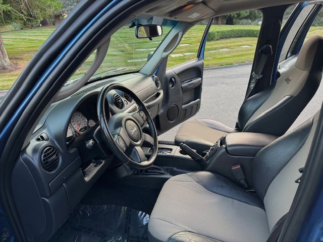 2004 Jeep Liberty Image 22