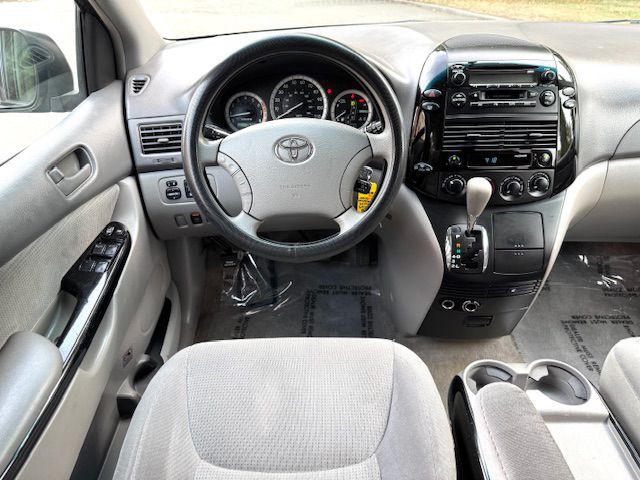 2005 Toyota Sienna Image 21