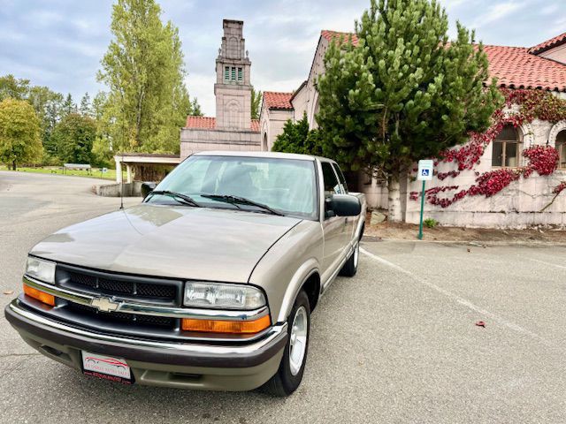 2001 Chevrolet S10 Image 2