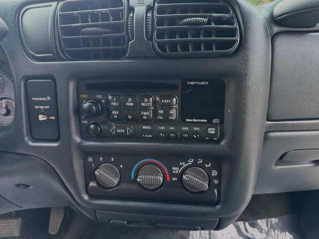 2001 Chevrolet S10 Image 15