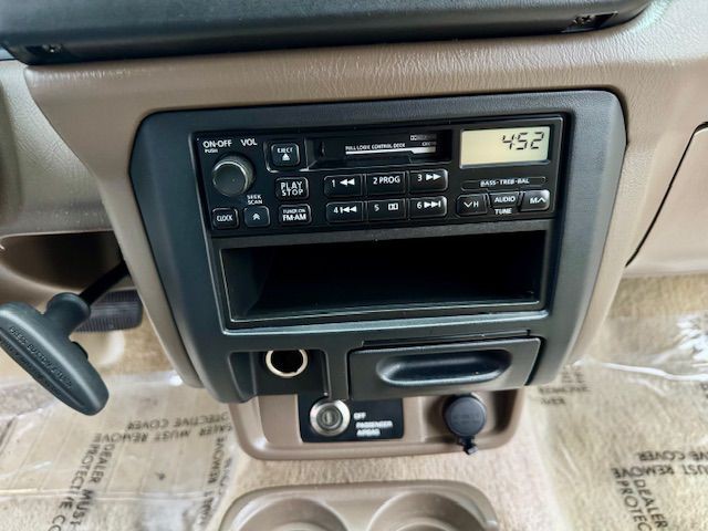 2000 Nissan Frontier Image 13