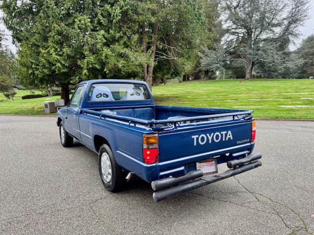 1984 Toyota Pickup Image 7