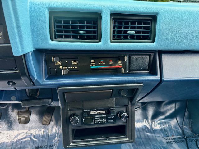 1984 Toyota Pickup Image 10