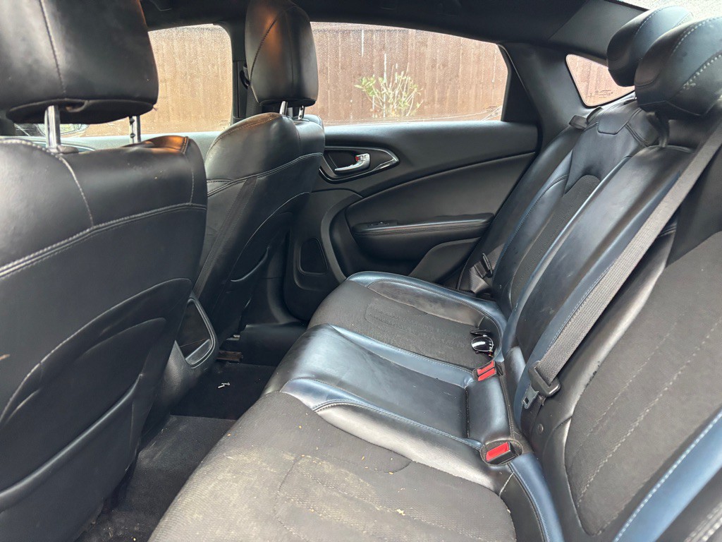 2015 Chrysler 200 Image 9