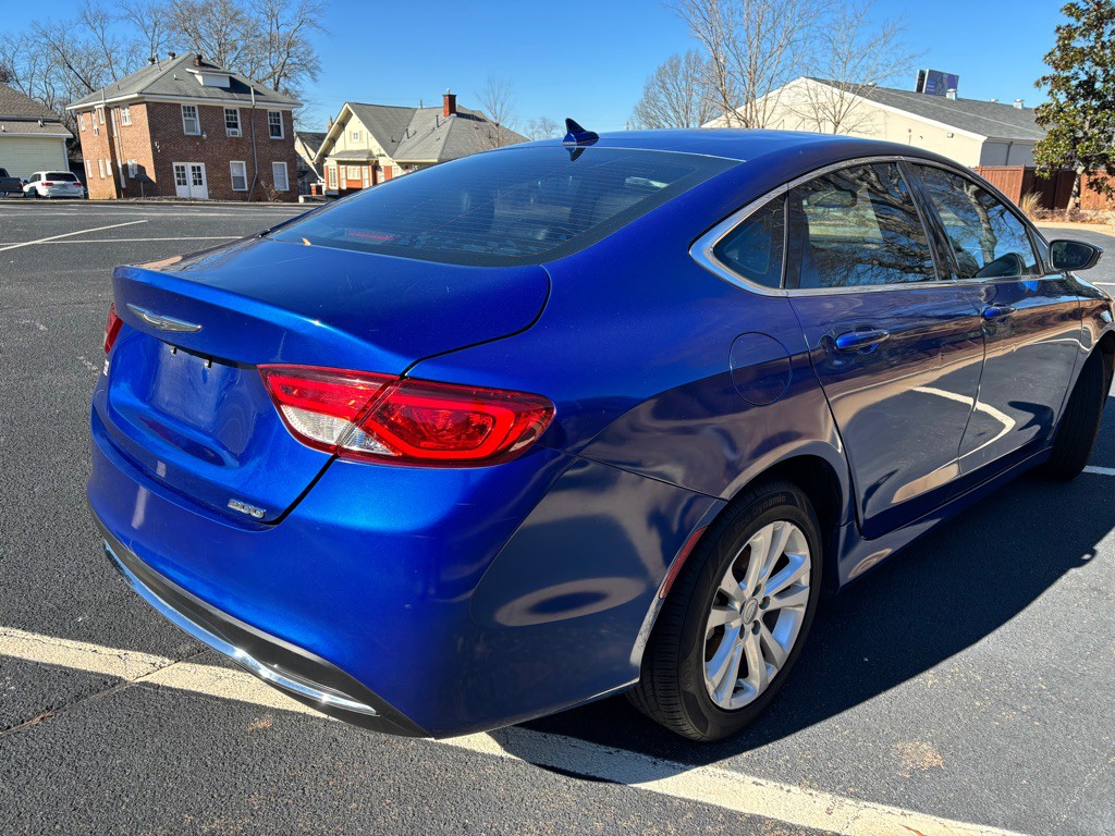 2017 Chrysler 200 Image 4
