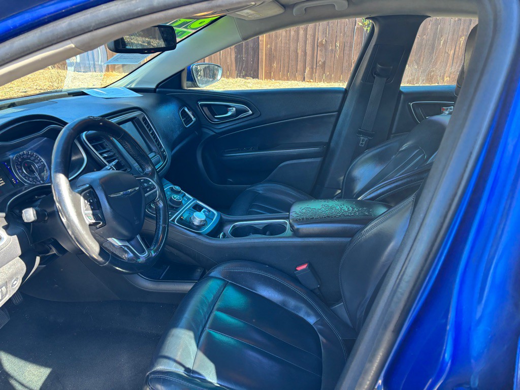 2017 Chrysler 200 Image 7