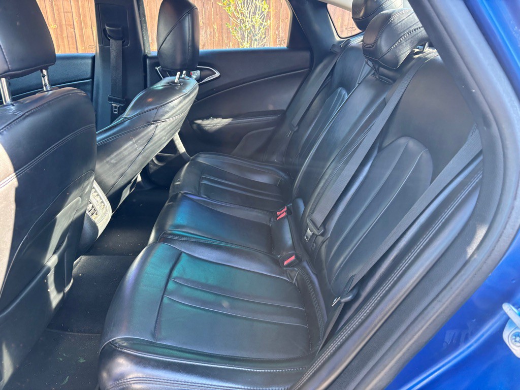 2017 Chrysler 200 Image 8