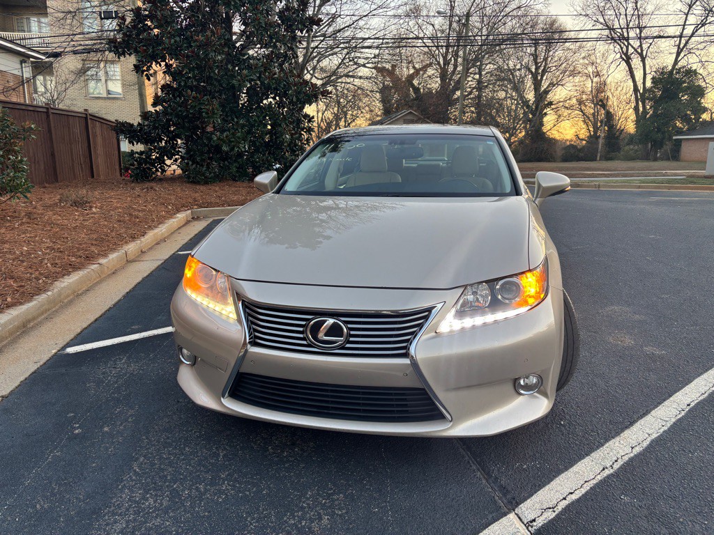 2013 Lexus ES Image 2
