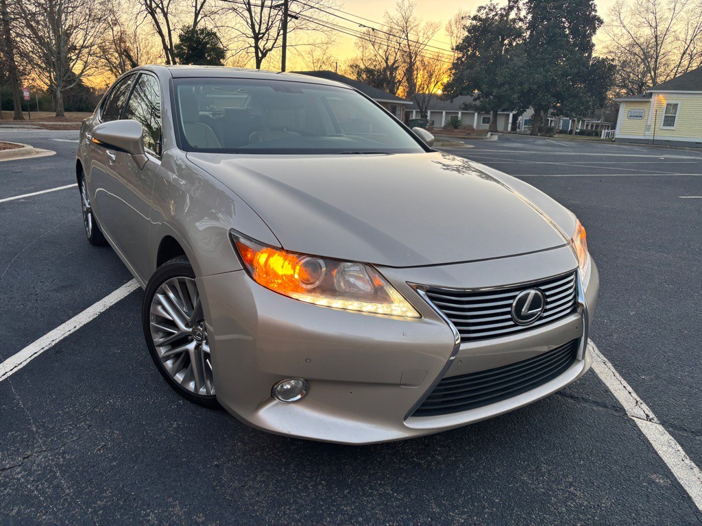 2013 Lexus ES Image 3