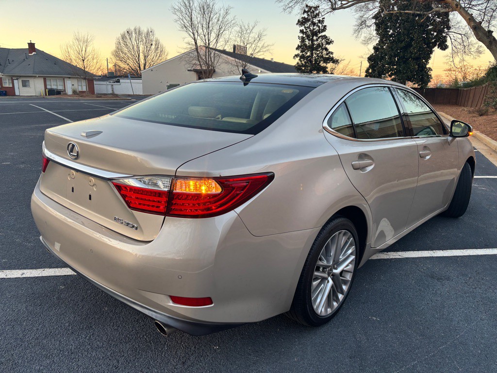2013 Lexus ES Image 4