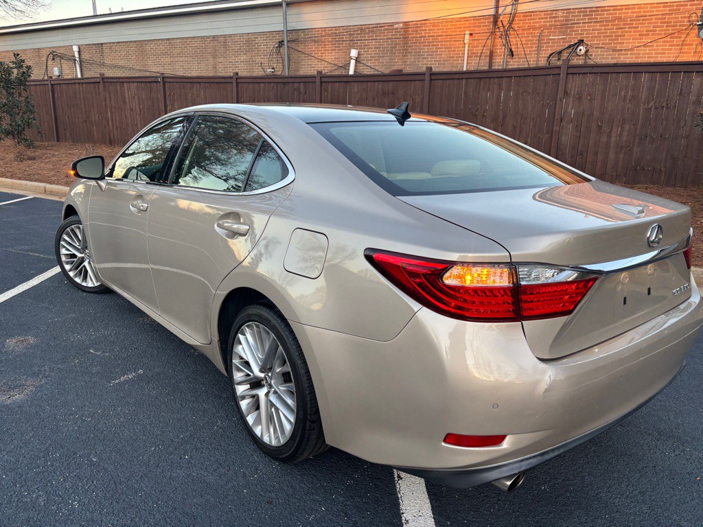 2013 Lexus ES Image 6