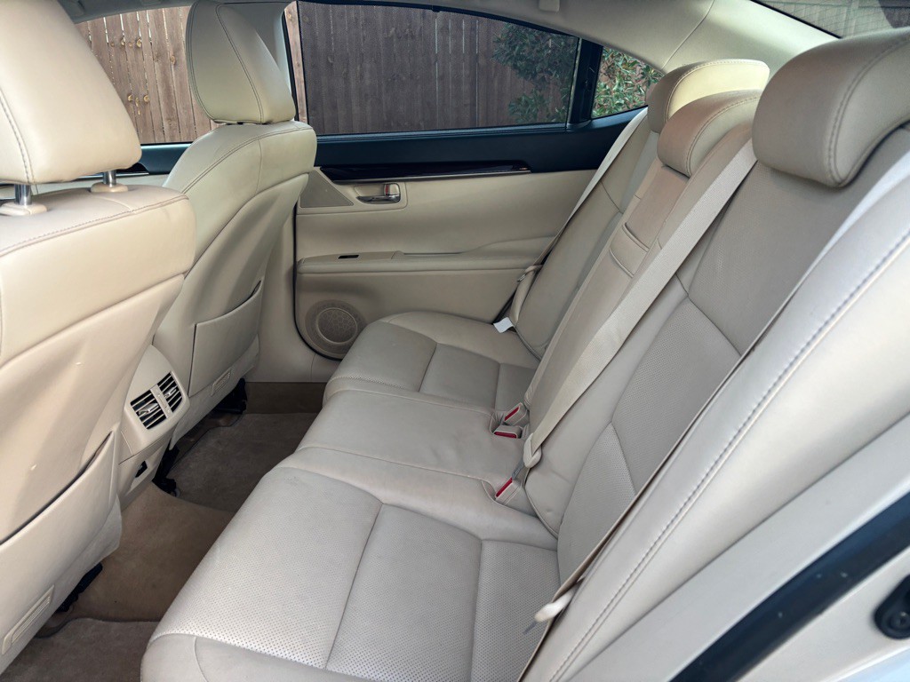 2013 Lexus ES Image 8