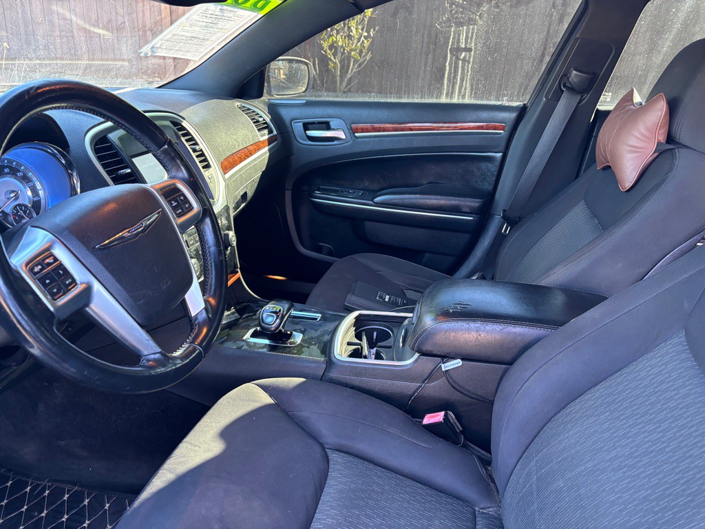 2012 Chrysler 300 Image 9