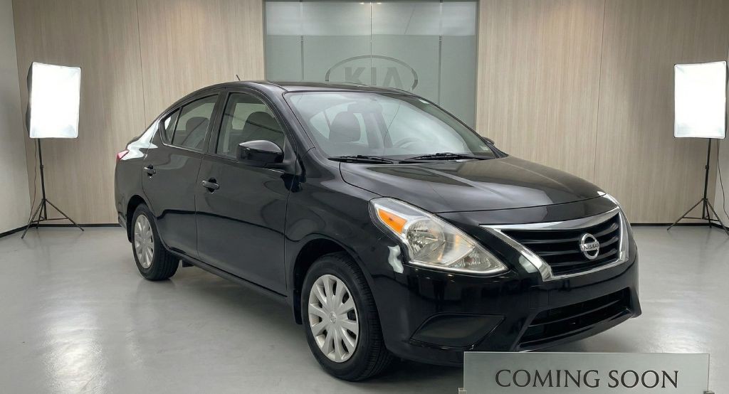 2016 Nissan Versa Image 1