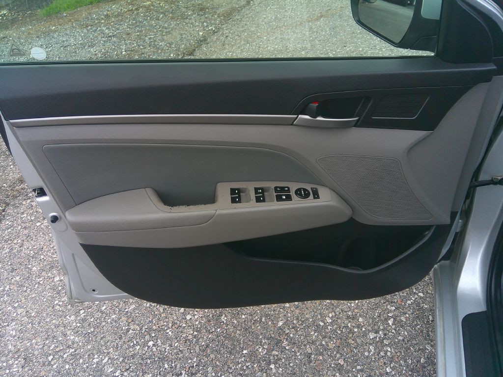 2017 Hyundai Elantra Image 10