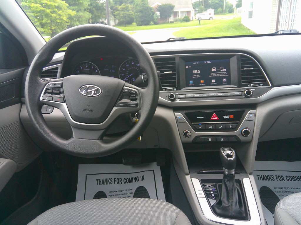 2017 Hyundai Elantra Image 18