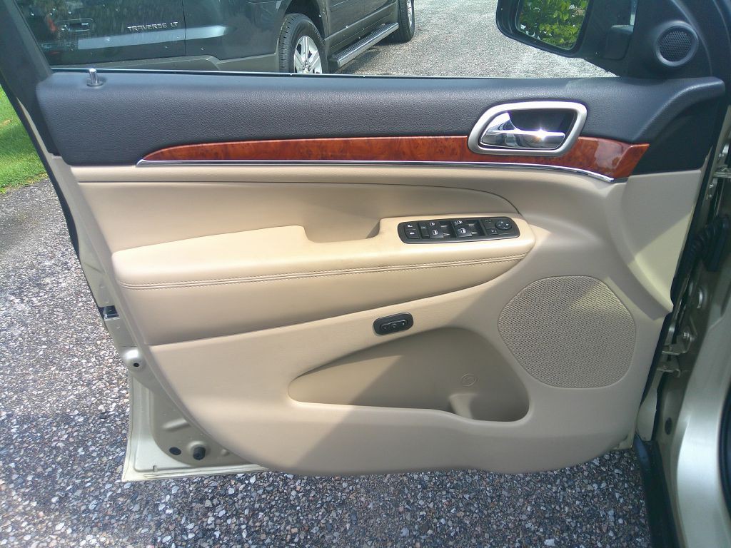 2011 Jeep Grand Cherokee Image 10