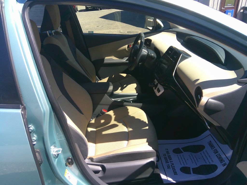 2016 Toyota Prius Image 16