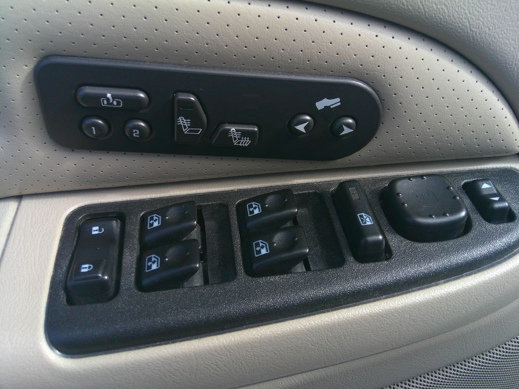 2003 Cadillac Escalade Image 11
