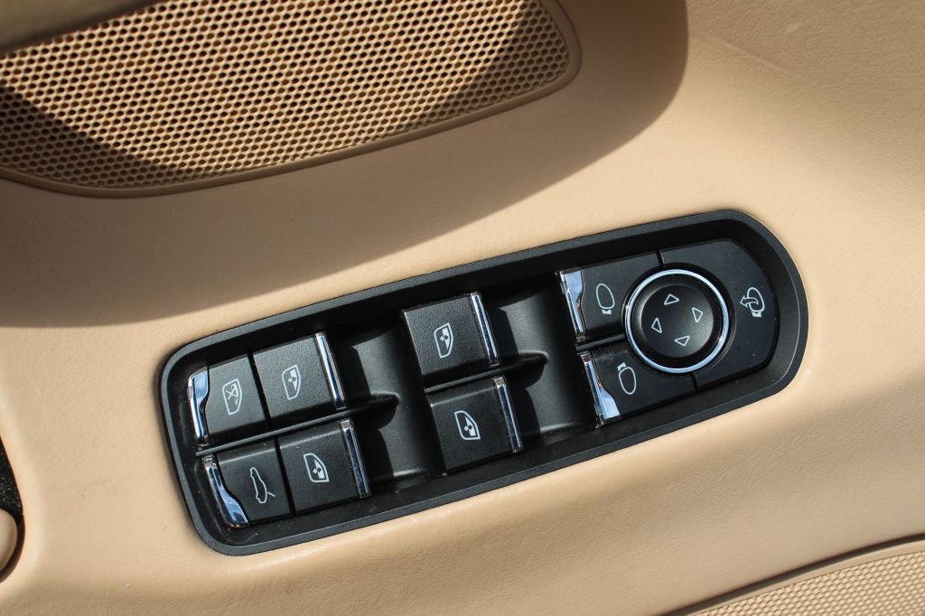 2011 Porsche Panamera Image 11