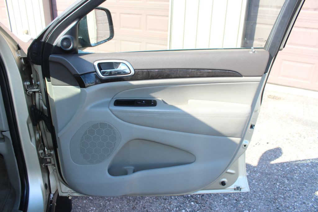 2011 Jeep Grand Cherokee Image 18