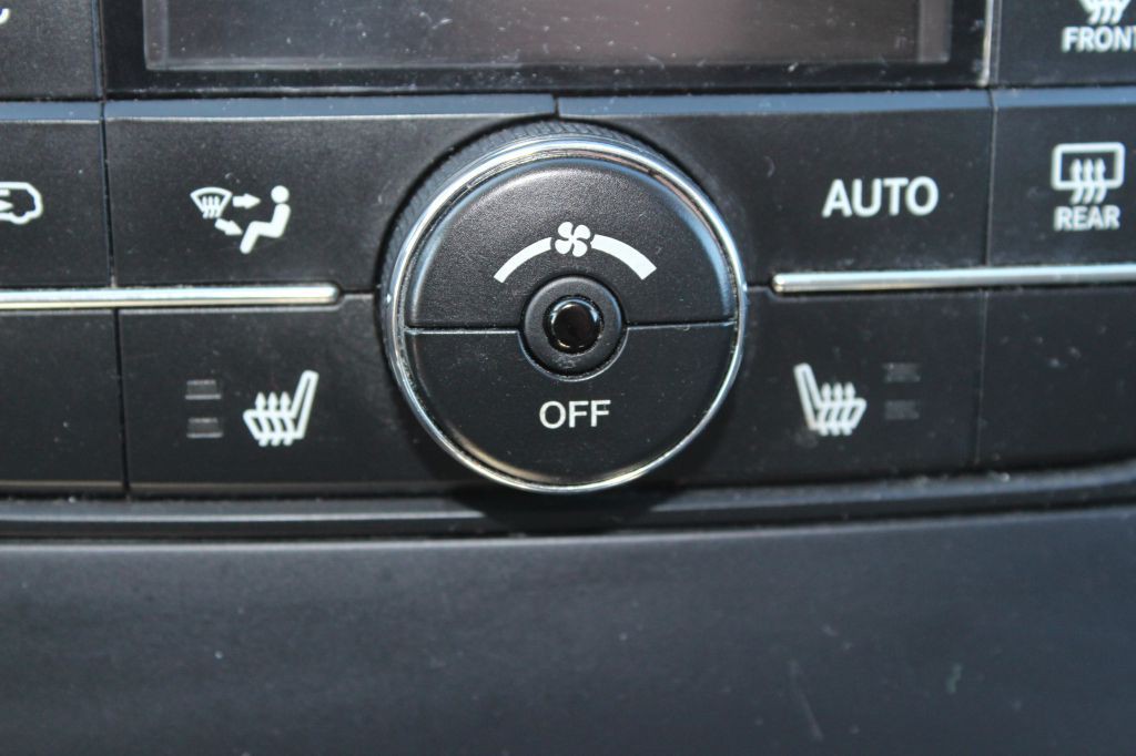 2011 Jeep Grand Cherokee Image 25