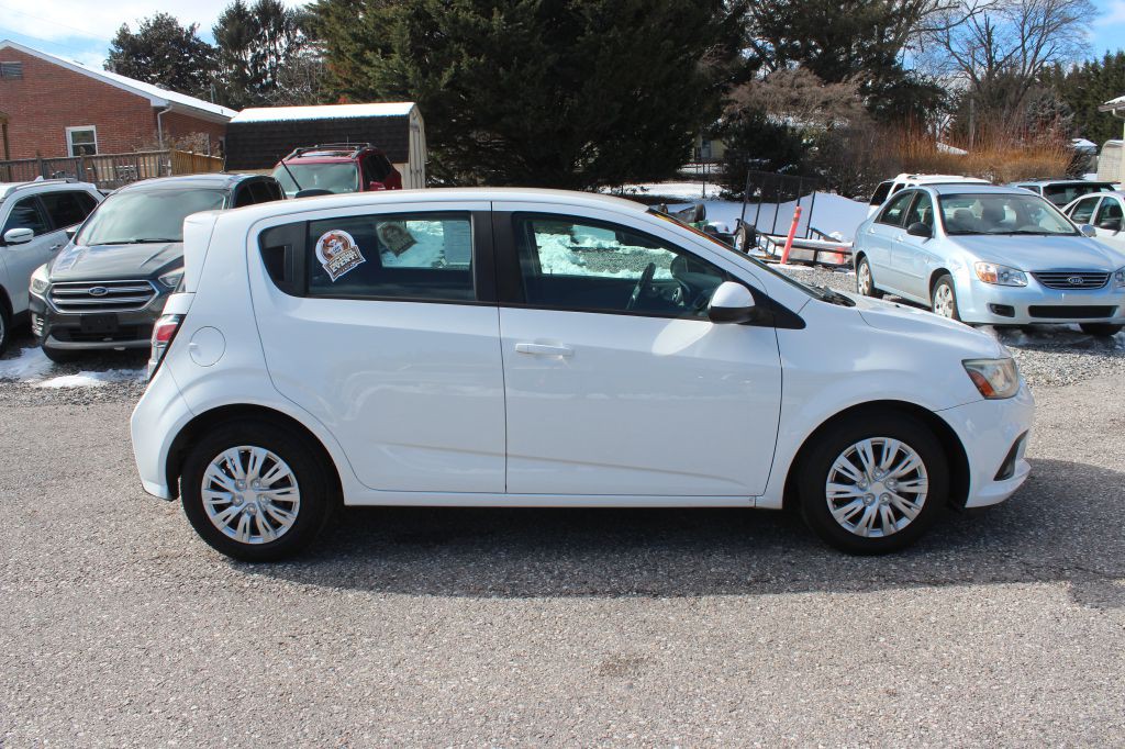 2017 Chevrolet Sonic Image 4