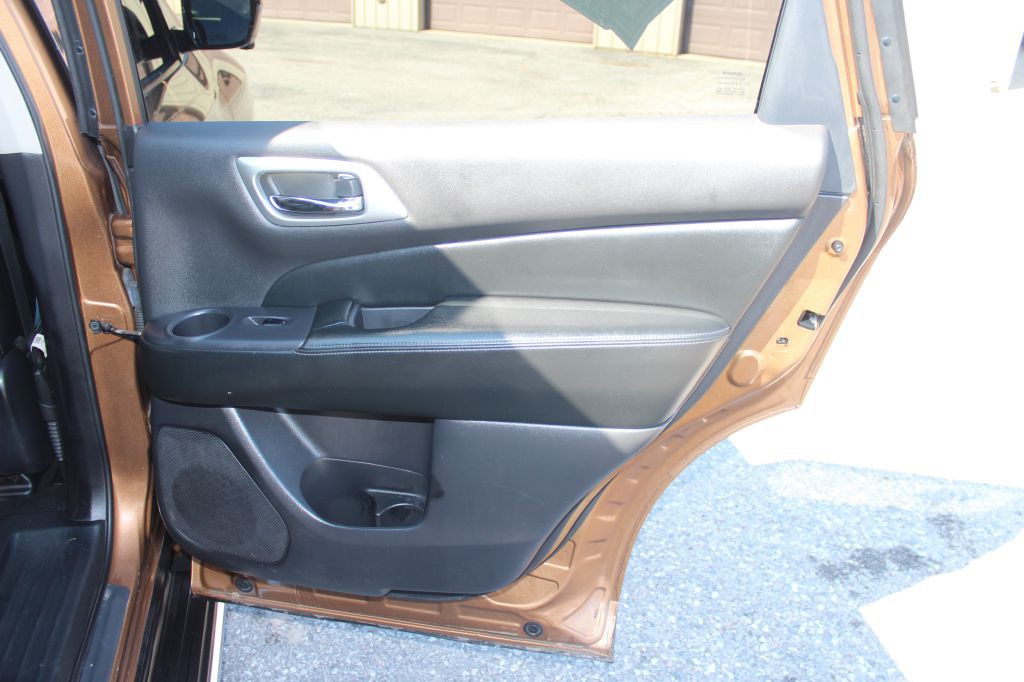 2017 Nissan Pathfinder Image 16