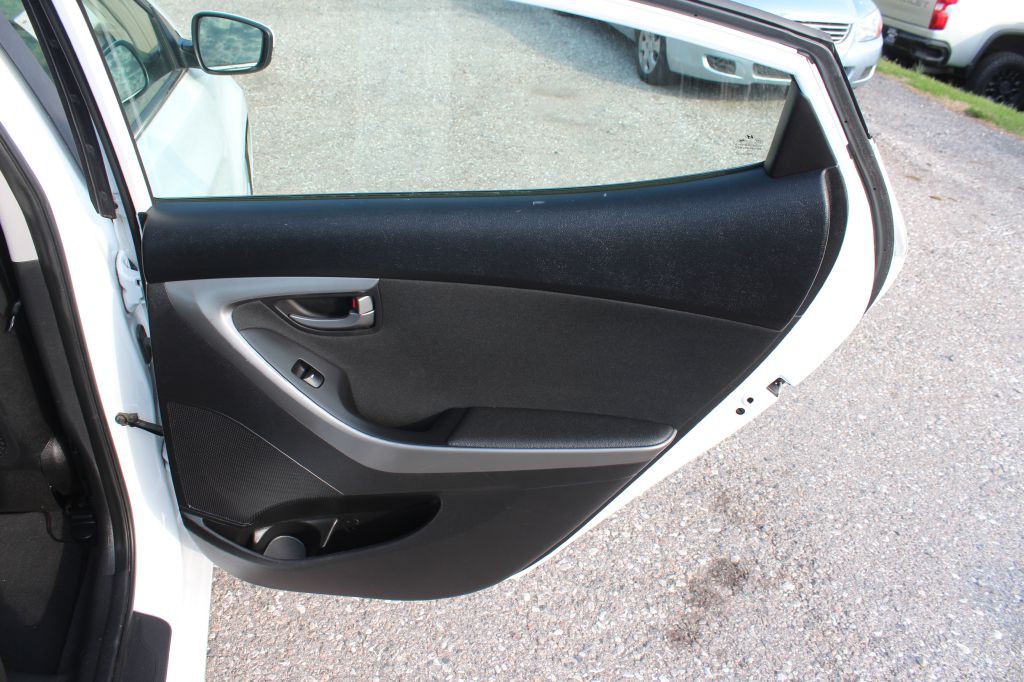2016 Hyundai Elantra Image 16