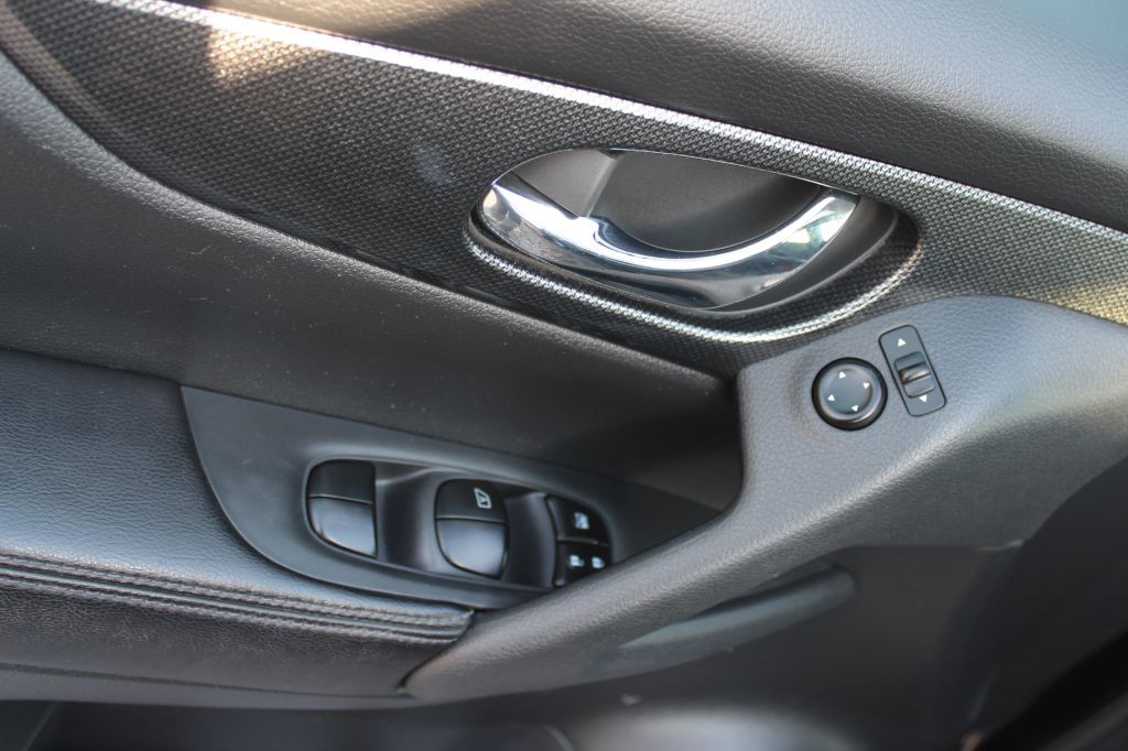 2016 Nissan Rogue Image 11