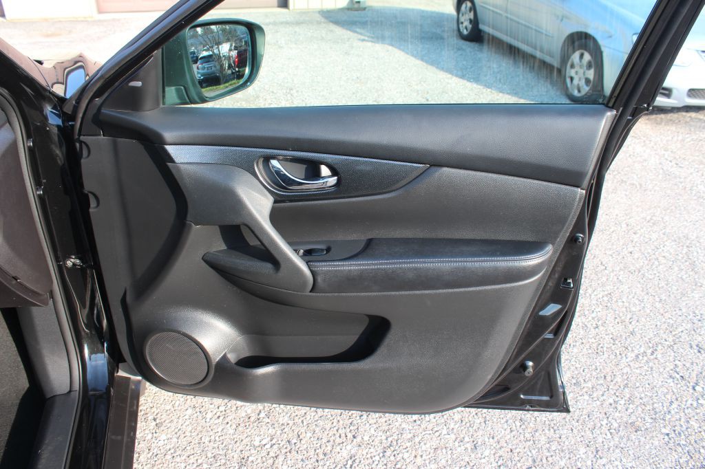 2016 Nissan Rogue Image 18