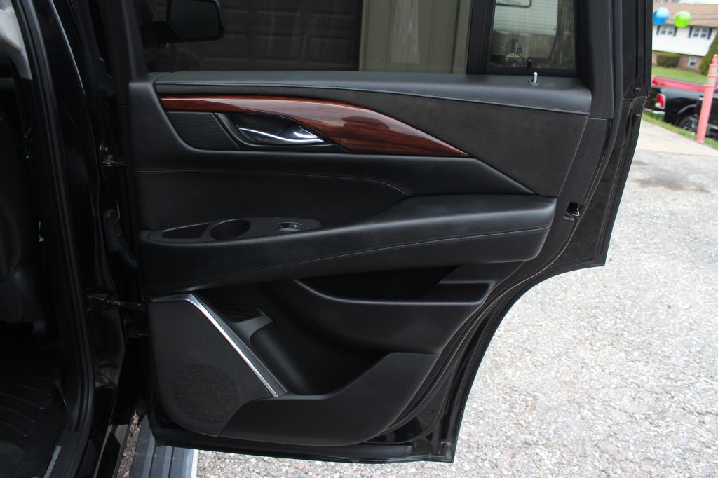 2015 Cadillac Escalade Image 16
